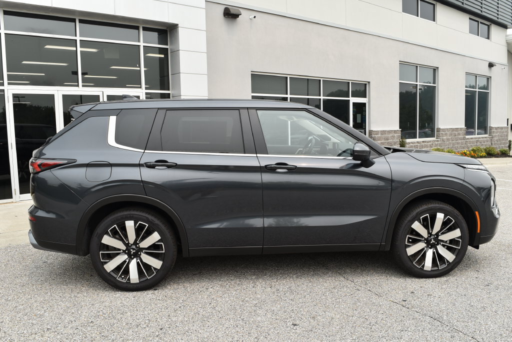 New 2025 Mitsubishi Outlander AWD image 2
