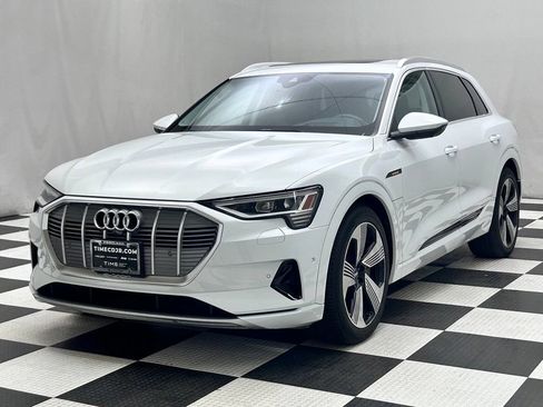 Used 2019 Audi e-tron Prestige w/ Prestige Package AWD/4WD image 4