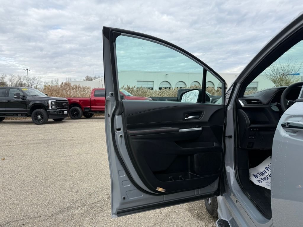 Used 2025 Toyota Sienna XSE w/ XSE Plus Package AWD/4WD image 31