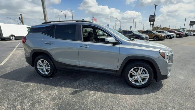 Used 2024 GMC Terrain SLE w/ Driver Convenience Package FWD image 2
