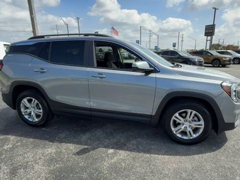 Used 2024 GMC Terrain SLE w/ Driver Convenience Package FWD image 2