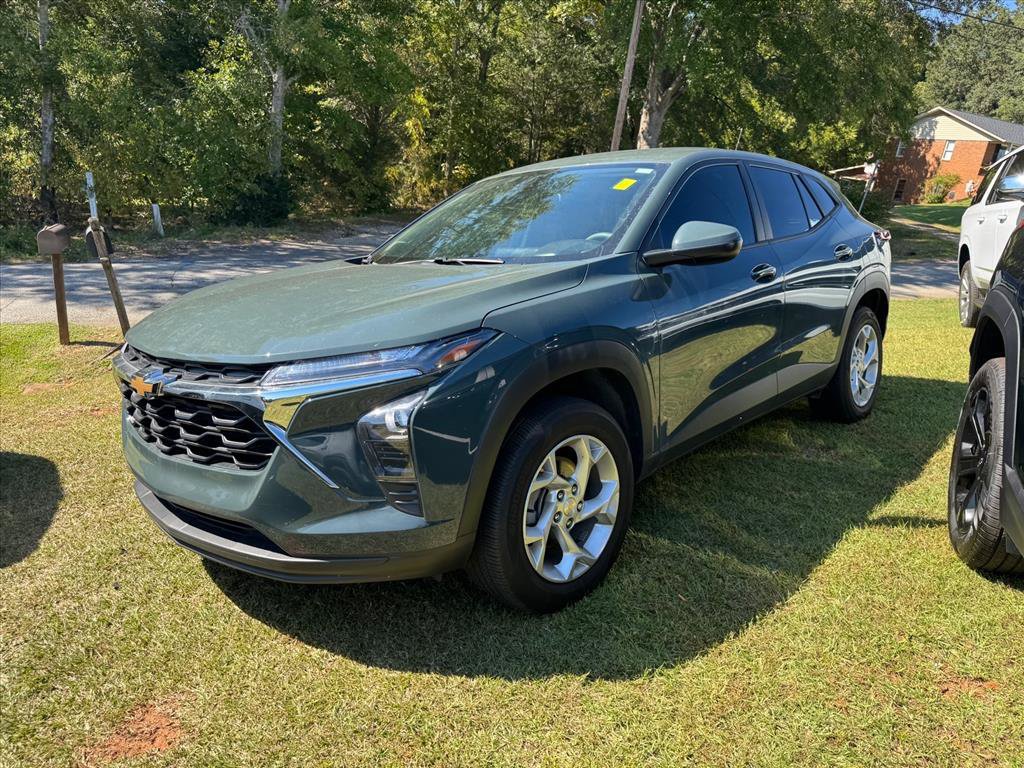 Used 2025 Chevrolet Trax LS w/ LS Convenience Package FWD image 9