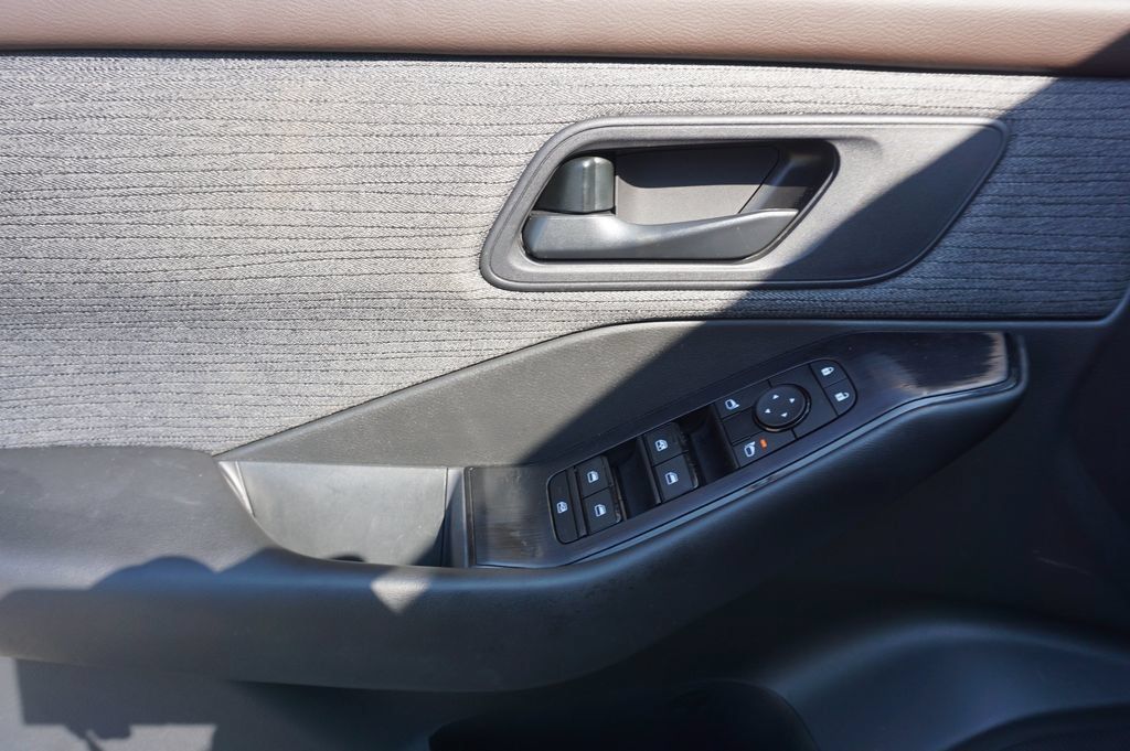 Used 2023 Nissan Rogue S FWD image 4