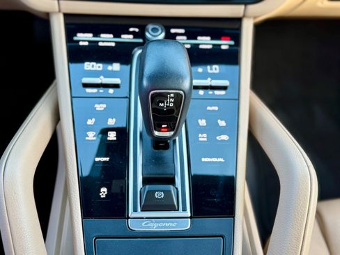 Used 2022 Porsche Cayenne Platinum Edition image 38