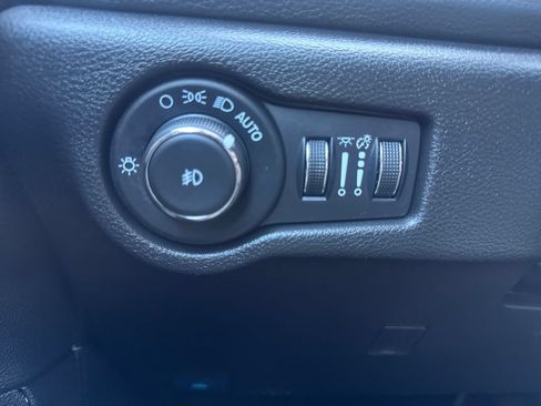 Used 2024 Chrysler Pacifica Touring FWD image 29