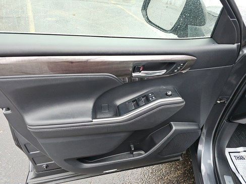 Used 2021 Toyota Highlander Limited image 21