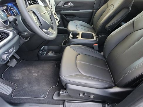 New 2025 Chrysler Pacifica Select FWD image 7