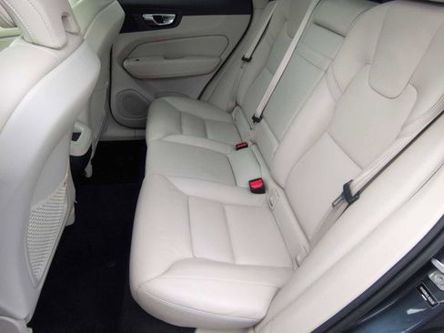 Used 2020 Volvo XC60 T5 Momentum image 20