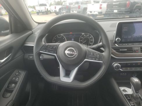 Used 2025 Nissan Altima 2.5 SV FWD image 12