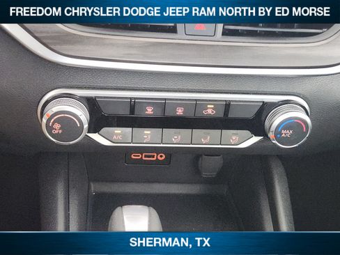Used 2025 Nissan Altima 2.5 SV FWD image 13