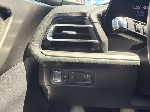 Used 2024 Chevrolet Traverse LT FWD image 18