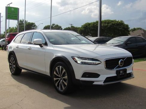 Used 2022 Volvo V90 B6 Cross Country image 4