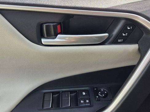 Used 2020 Toyota RAV4 Limited FWD image 14