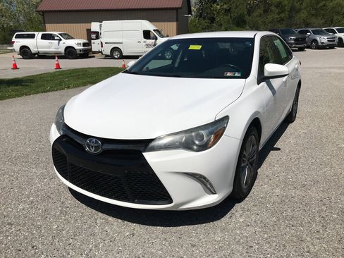 Used 2015 Toyota Camry SE FWD image 4