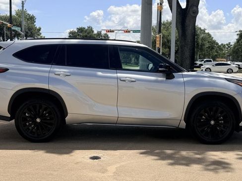 Used 2024 Toyota Highlander XSE FWD image 6