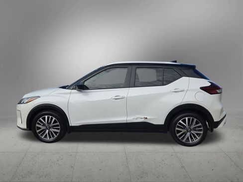 Used 2022 Nissan Kicks SV image 3