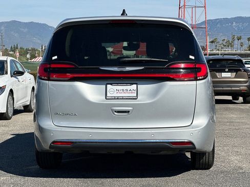 Used 2024 Chrysler Pacifica Touring-L image 4
