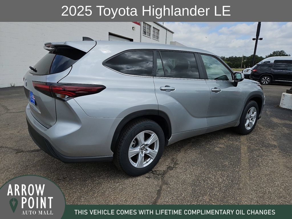 Used 2025 Toyota Highlander LE FWD image 12