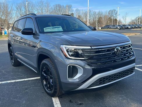 New 2026 Volkswagen Atlas Peak Edition image 9