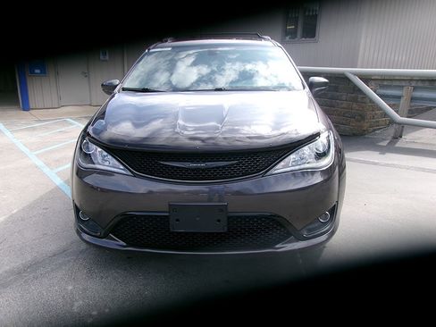 Used 2018 Chrysler Pacifica Touring Plus w/ S Appearance Package image 2