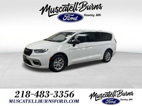 Used 2025 Chrysler Pacifica Select FWD image 1