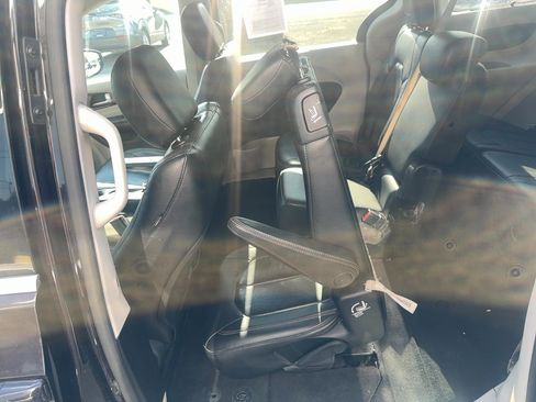 Used 2019 Chrysler Pacifica Touring-L FWD image 12