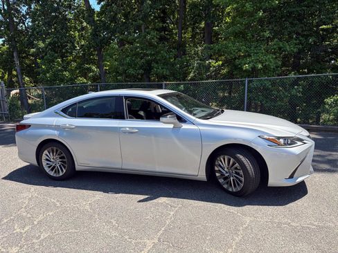 Used 2019 Lexus ES 300h w/ Accessory Package FWD image 1