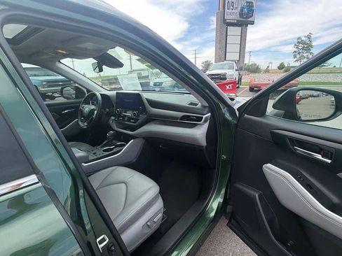 Used 2023 Toyota Highlander XLE AWD/4WD image 29