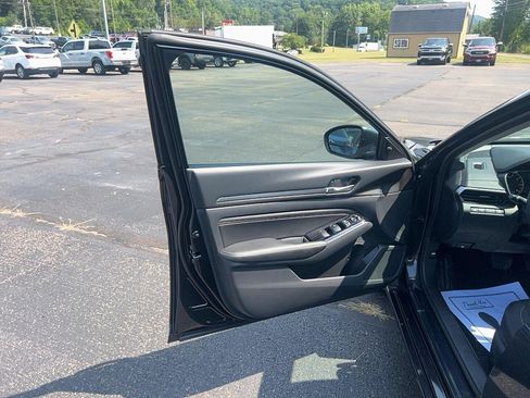 Used 2022 Nissan Altima 2.5 SV w/ SV Premium Package image 12