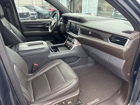 Used 2021 GMC Yukon XL Denali w/ Denali Premium Package image 10