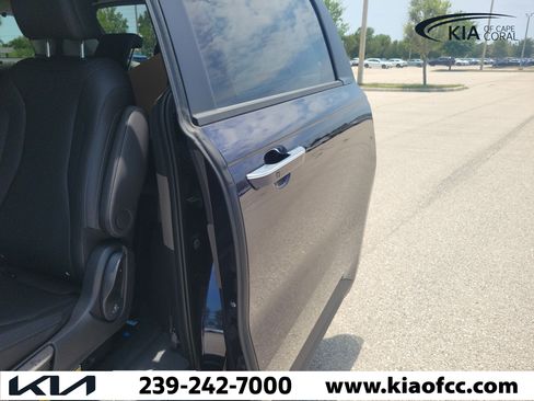 New 2026 Kia Carnival EX FWD image 12