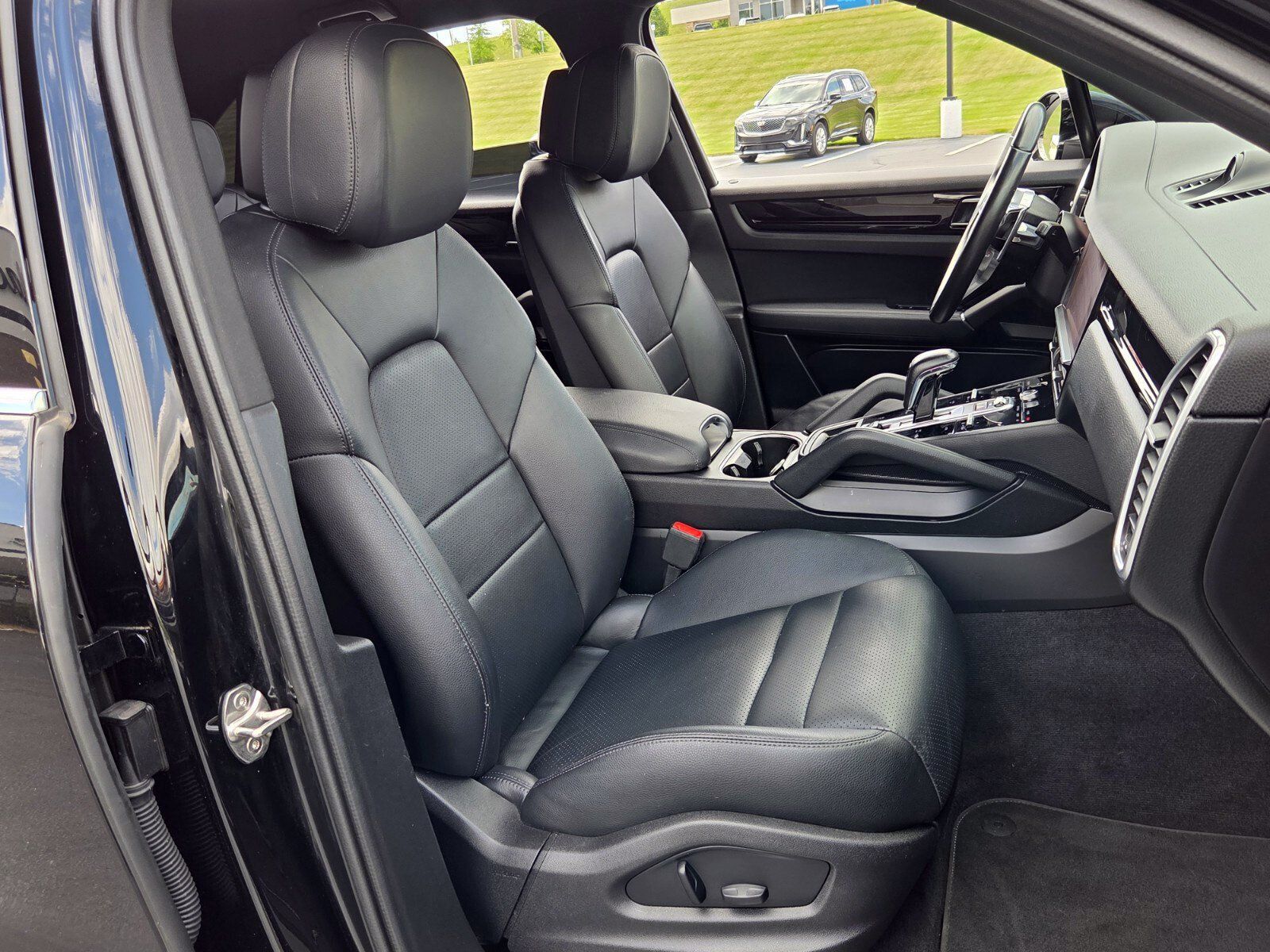 Used 2022 Porsche Cayenne AWD/4WD image 17