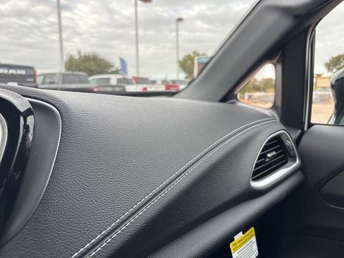 New 2026 Chrysler Pacifica Select image 32