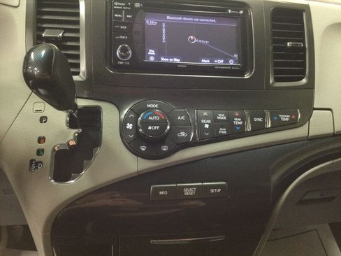 Used 2013 Toyota Sienna SE image 14