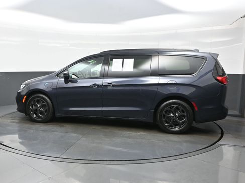 Used 2021 Chrysler Pacifica Touring w/ Uconnect Theater Family Group image 3