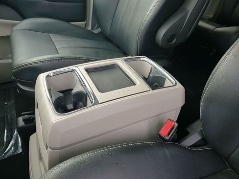 Used 2016 Chrysler Town & Country Touring w/ Driver Convenience Group image 20