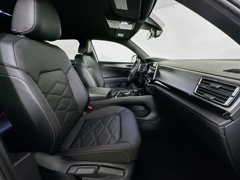 Used 2025 Volkswagen Atlas Cross Sport SE image 30