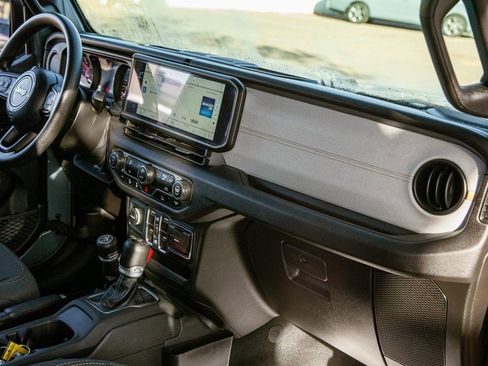 Used 2024 Jeep Gladiator Sport image 7