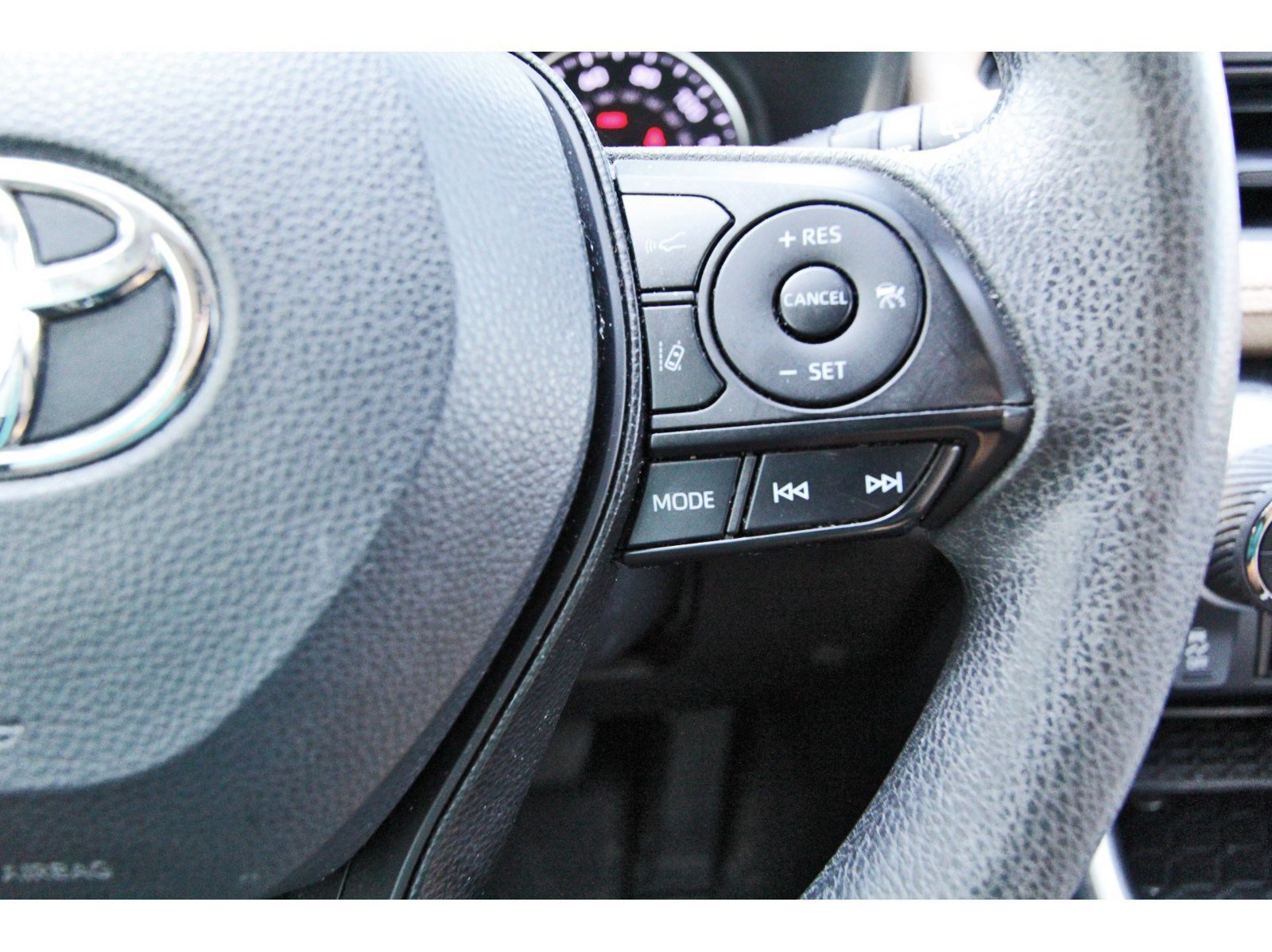 Used 2019 Toyota RAV4 XLE w/ Convenience Package FWD image 16