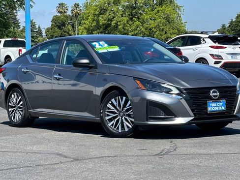 Used 2025 Nissan Altima 2.5 SV FWD image 2