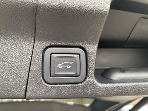 Used 2023 GMC Acadia SLT w/ Elevation Edition image 10