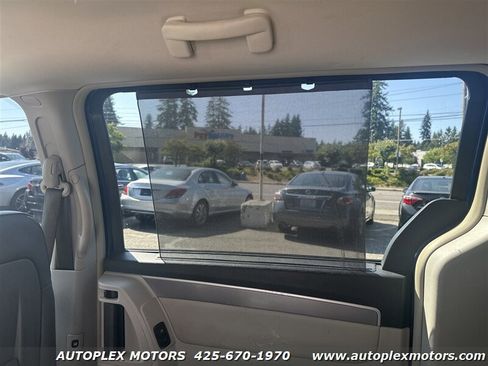 Used 2011 Volkswagen Routan SE image 17