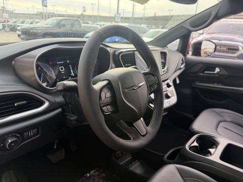 New 2026 Chrysler Pacifica Select image 35