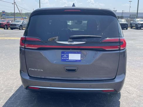 Used 2023 Chrysler Pacifica Touring-L FWD image 4
