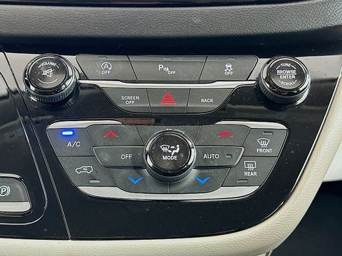 Used 2017 Chrysler Pacifica Touring-L FWD image 16