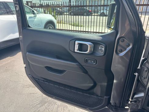 Used 2025 Jeep Wrangler Unlimited Sahara AWD/4WD image 18