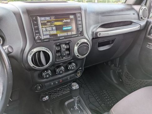 Used 2015 Jeep Wrangler Unlimited Rubicon w/ Dual Top Group AWD/4WD image 22