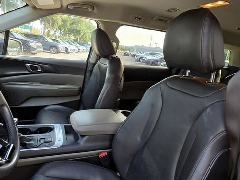 Used 2025 Kia Carnival FWD image 19