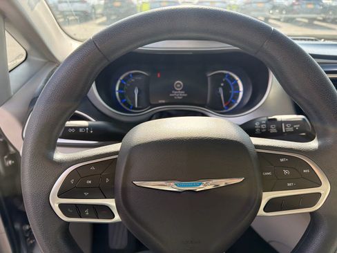 Used 2018 Chrysler Pacifica Touring Plus FWD image 31
