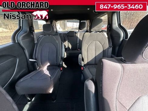 Used 2024 Chrysler Pacifica Touring FWD image 11